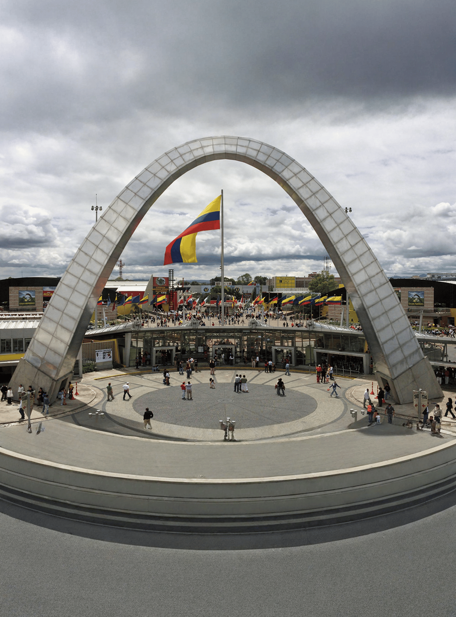 Firefly_Gemini Flash_que algunas de las personas esten usando una remera negra con el logo de pxsol es sus 582270 22-1